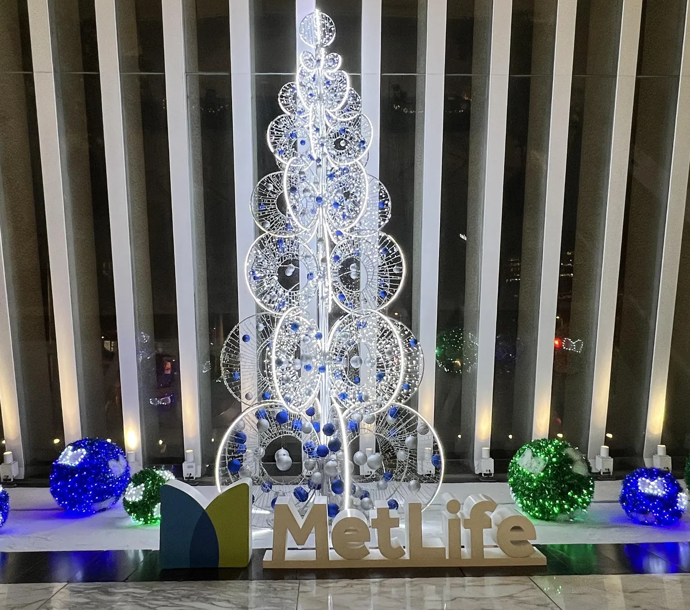 Árbol de anillos luminosos en lobby