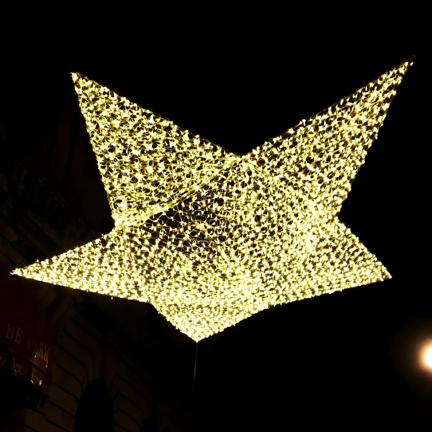 Estrella gigante de luz dorada