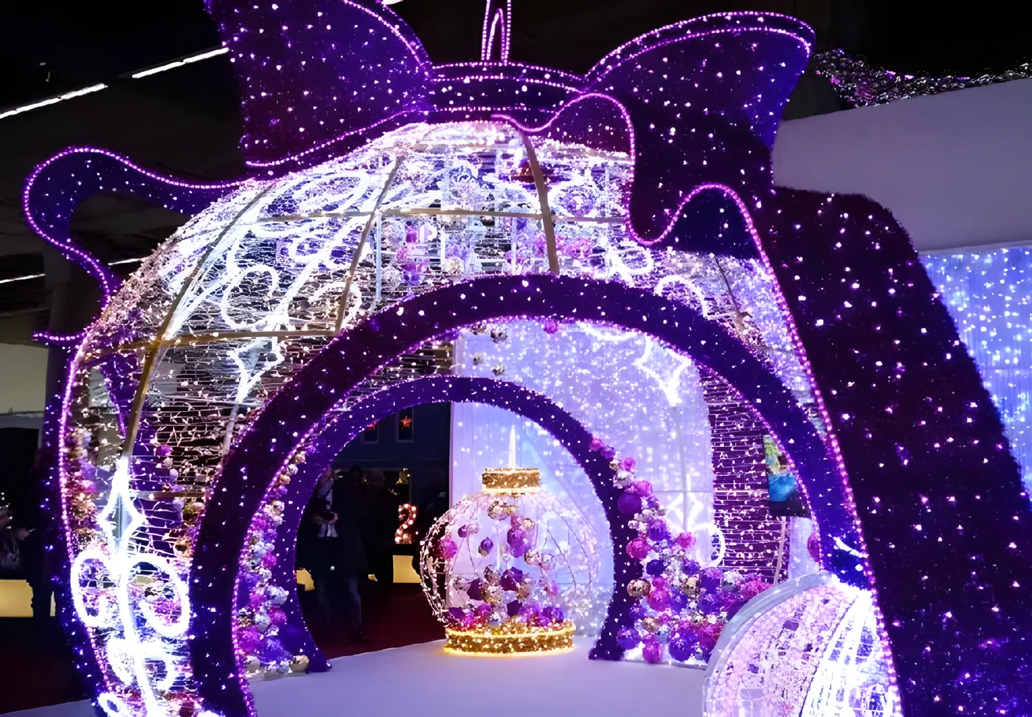 Arco de esferas de luz en tonos morados