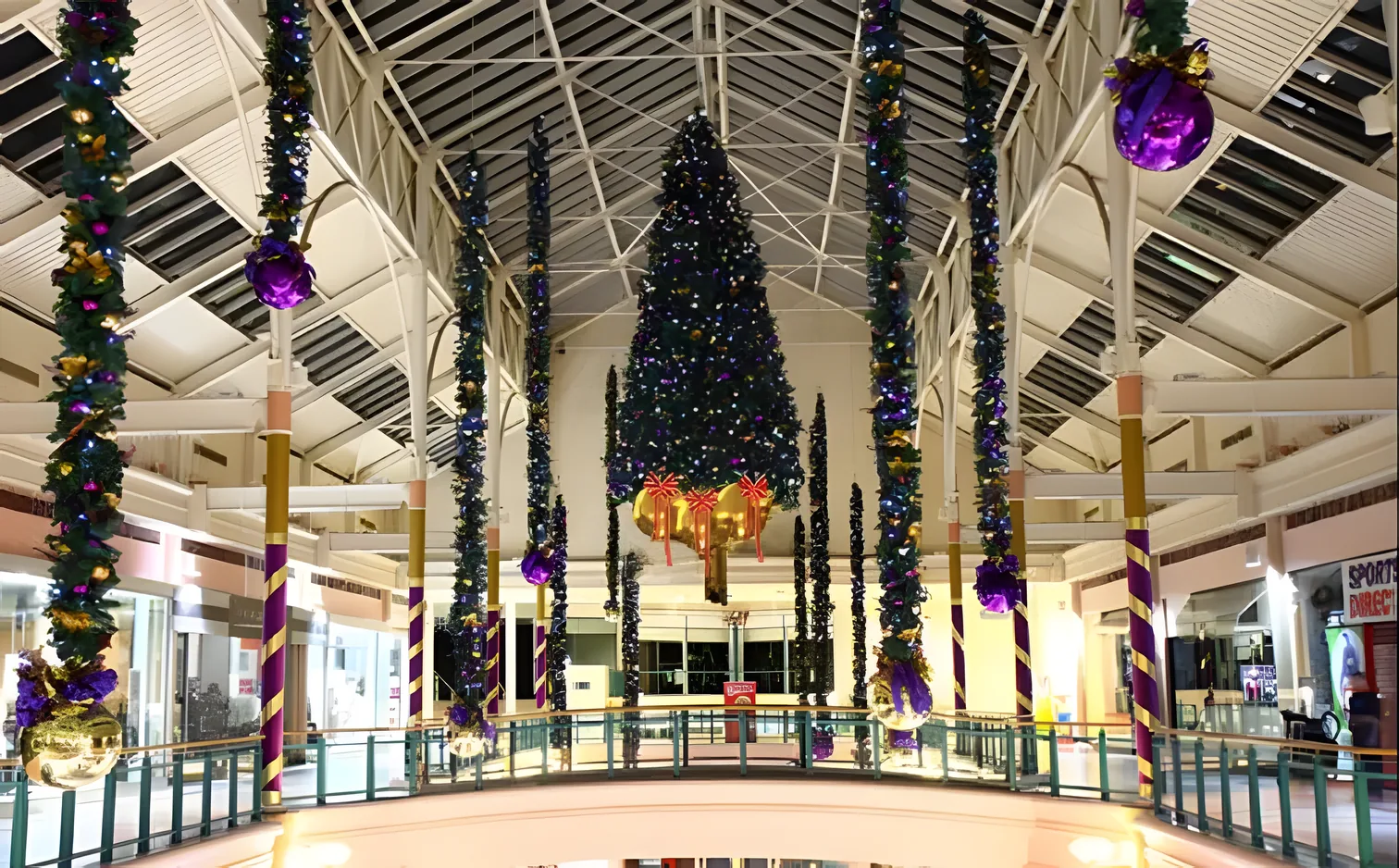 Árbol gigante en el atrio de un centro comercial