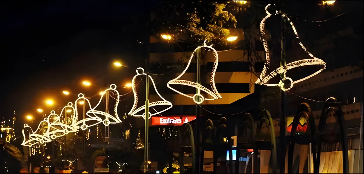 Campanas de luz sobre una avenida