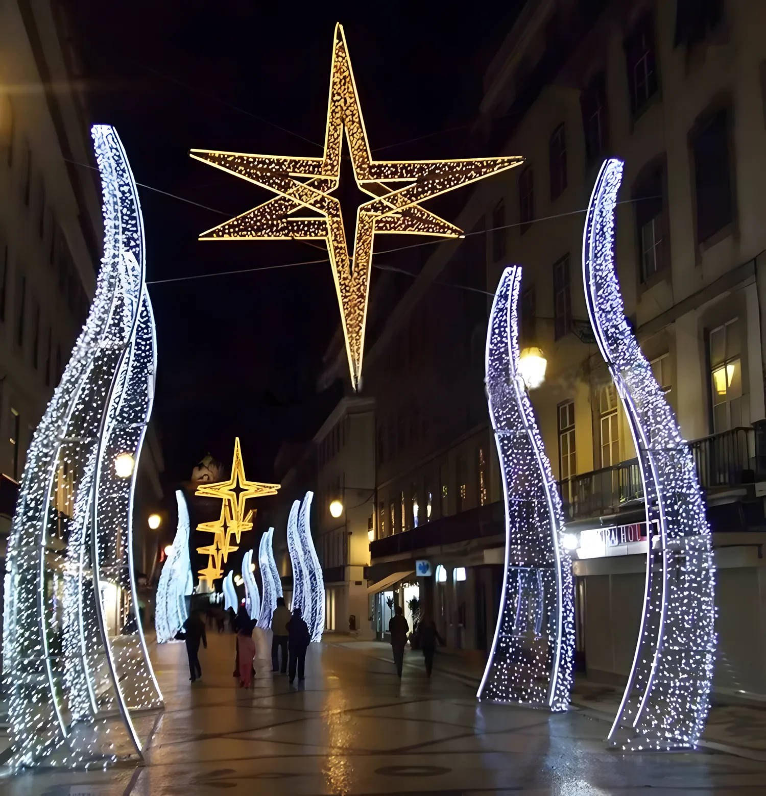 Estrella y ondas de luz en una calle