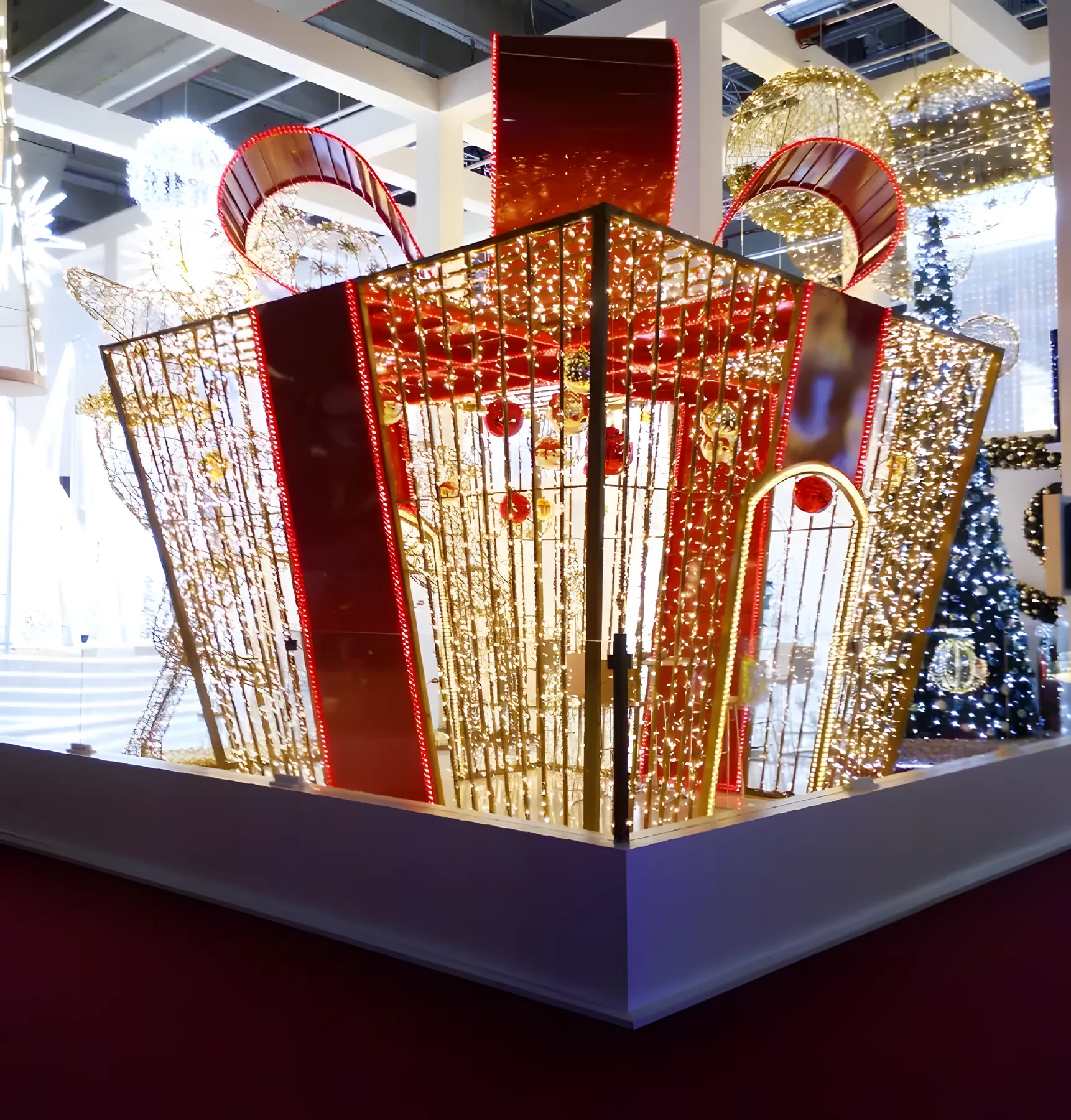 Regalo gigante de luz en el atrio de un centro comercial