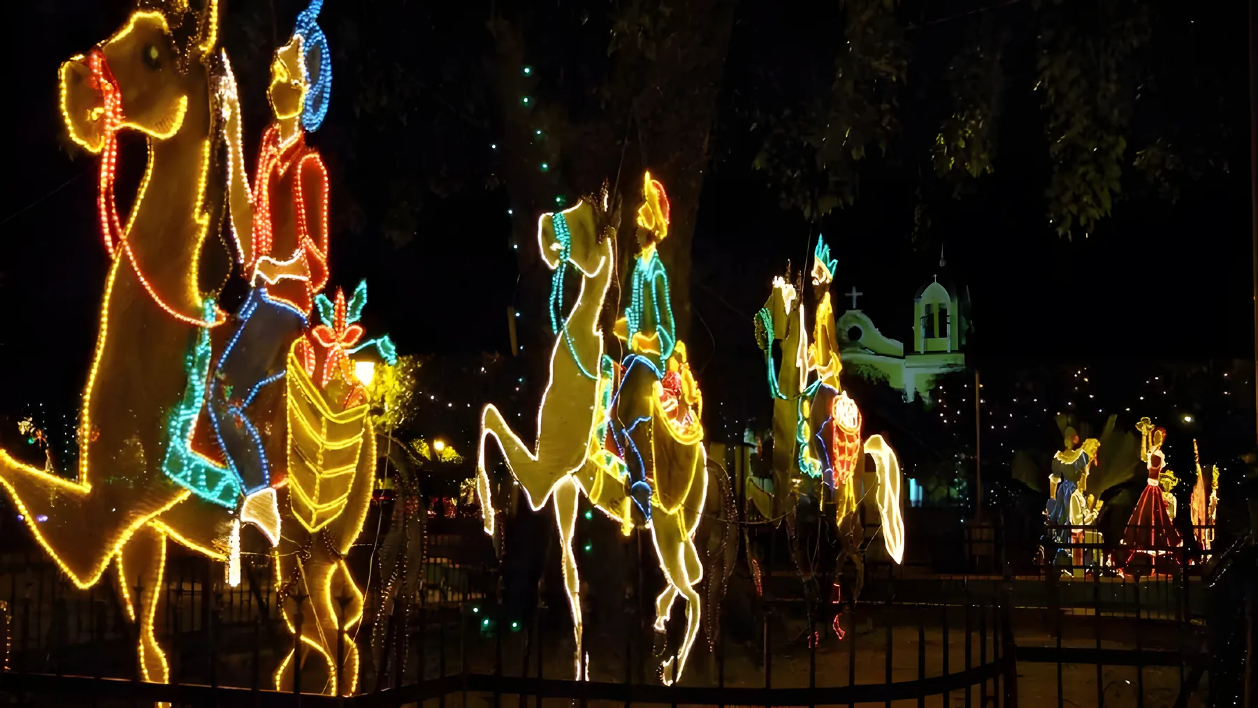 Reyes Magos en camellos, figuras de luz en volumen