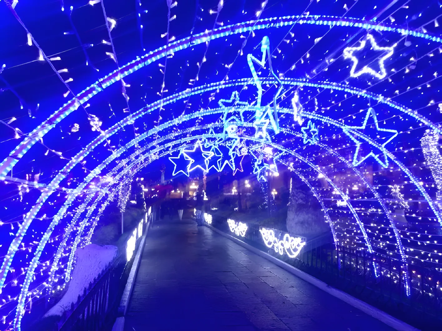 Túnel de arcos de luz azul
