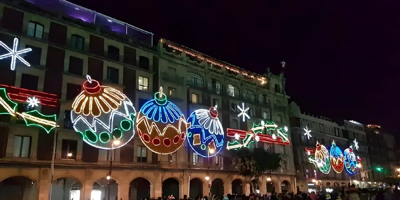 Esferas luminosas sobre fachadas de un centro histórico