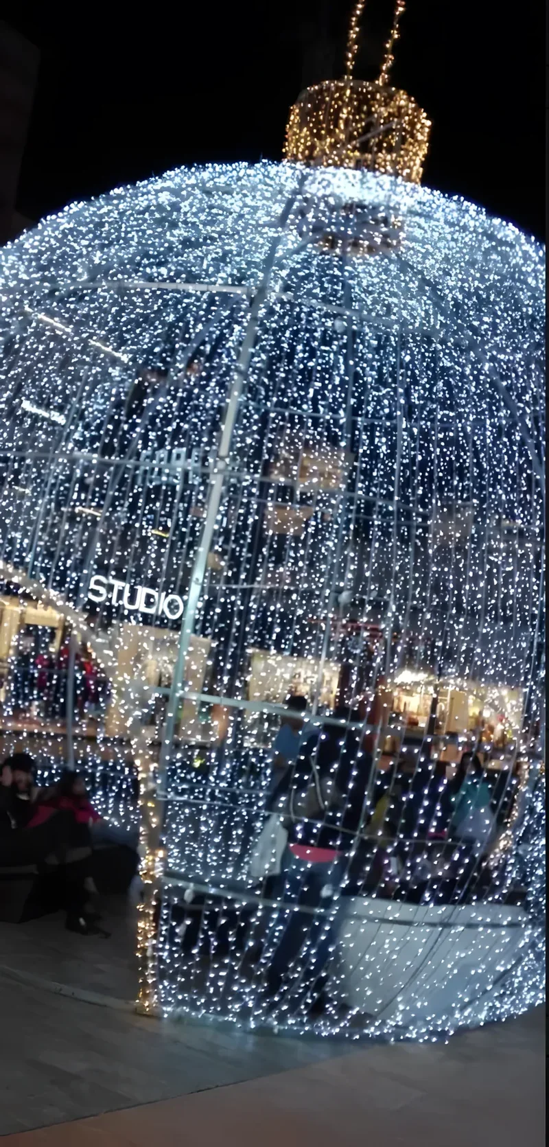Esfera transitable de luz en una plaza